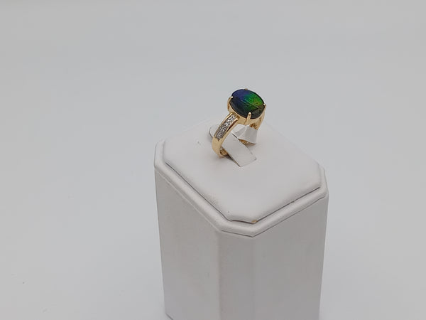 Oval shaped gold ammolite ring with diamands (AAA)